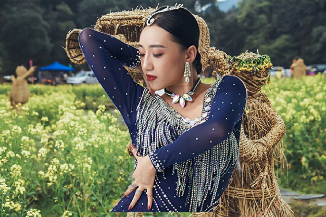冷优优把碎掉的衣服在身上一围，随后冷月剑甩出一道剑气