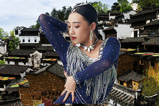 若依走到了王玥的床边，伸出手来，在她额头上摸了一下