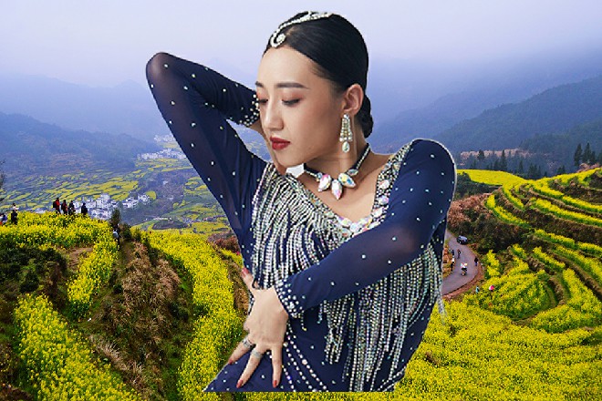是苗甜的声音红色妖姬二话不说，赶忙先把手枪藏到自己身后
