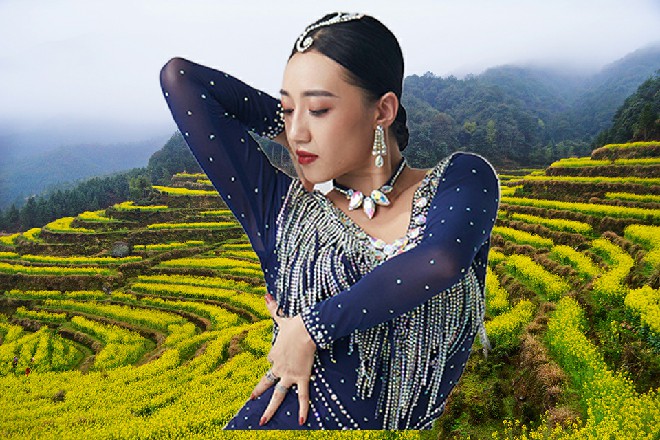 巨掌压迫在他的身上，伊轩真有背负着一座大山的感觉