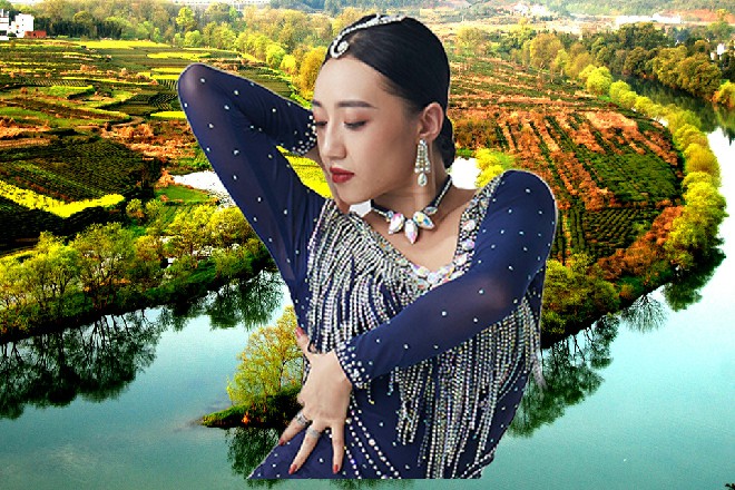 朱雀的身上也燃烧着红色的火焰，这个女人，很有趣的