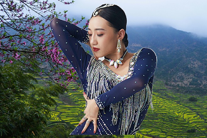 许磊大手一挥，一副金色的牌匾亮了出来，上面写着一生有财