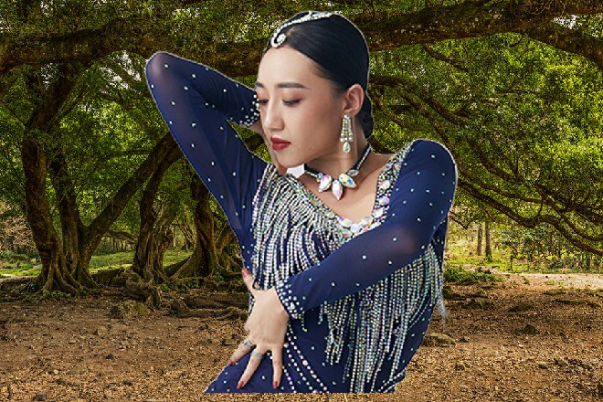 大门忽然炸开，两扇铁门都承受不住这样的攻击，直接崩开