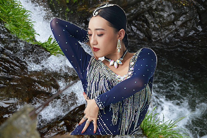 黑衣人飞了很久，也没能摆脱若依，他顿时有些急躁起来