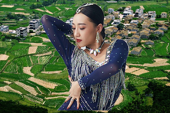 侍女立刻伸出双手，左右开弓，不断抽着自己的嘴巴