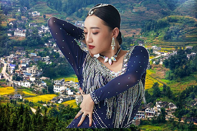 大源惠子发现自己没死，惊魂未定，看着周围滔滔的江水