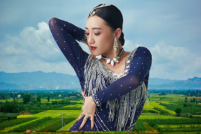 红色妖姬也挥出了自己的拳头，两个人的拳头立刻碰撞在一起