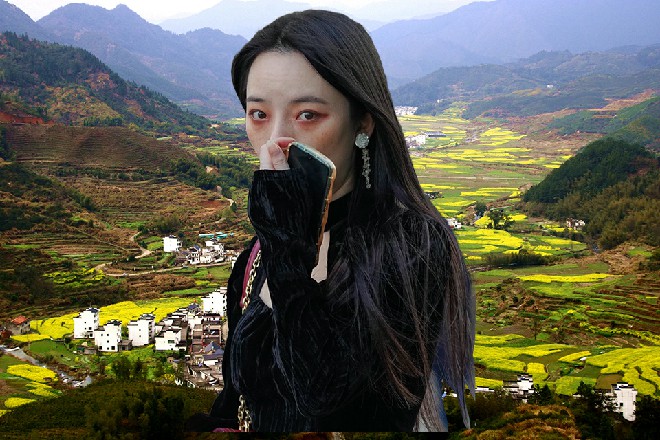 苏曼s立刻放弃解锁扣，而是搂住了林雪，然后吻在了她的唇上