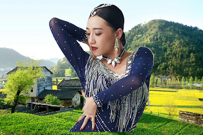 亲完伊轩之后，霍莺莺红着脸，逃似的跑进别墅里去了