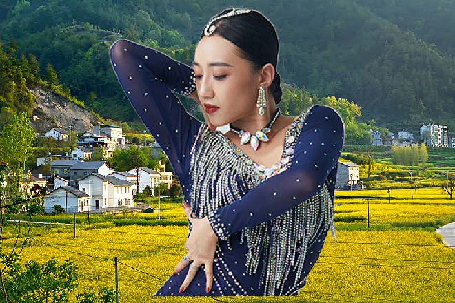 那人双手抓着两把峨眉刺，向着伊轩恶狠狠地刺了过去