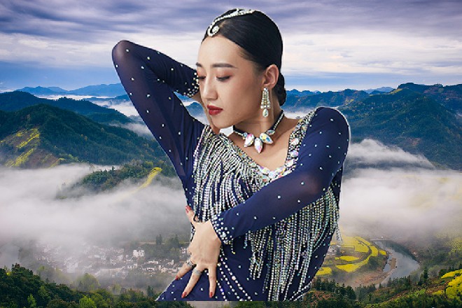 五岳剑派的人惊得说不出话来，而日月教这边却在拼命叫好