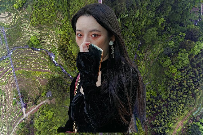 周围明亮了起来，再次映出红色妖姬和秦海这两位兄弟的身影
