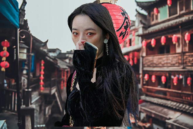 红色妖姬把弹匣丢给了老警察，死在你的手中，我也心甘情愿了