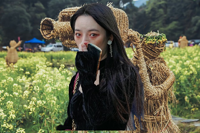 放心，自然不会饿着你，每天会有专人从小窗户里给你送饭