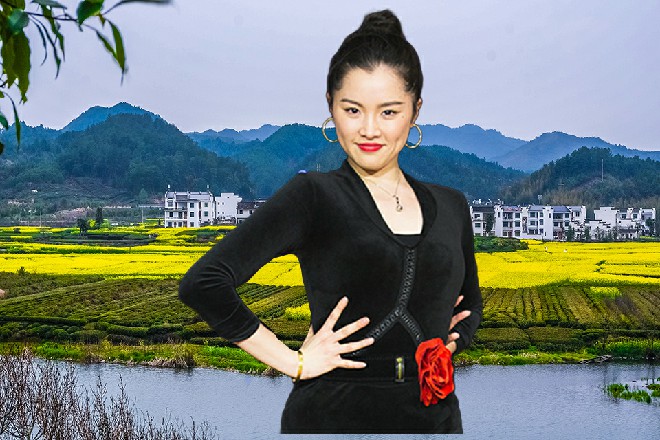 而就在这时候，若依出现在他身后，一剑穿透了他的心脏