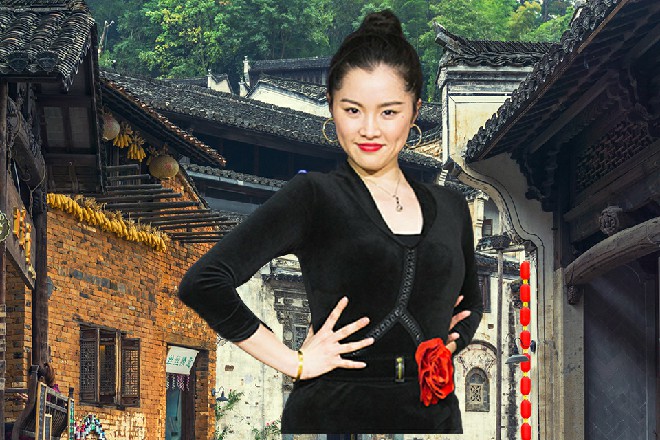 而红色妖姬站在外面，伸手推了推门，发现门被紧锁，于是笑了